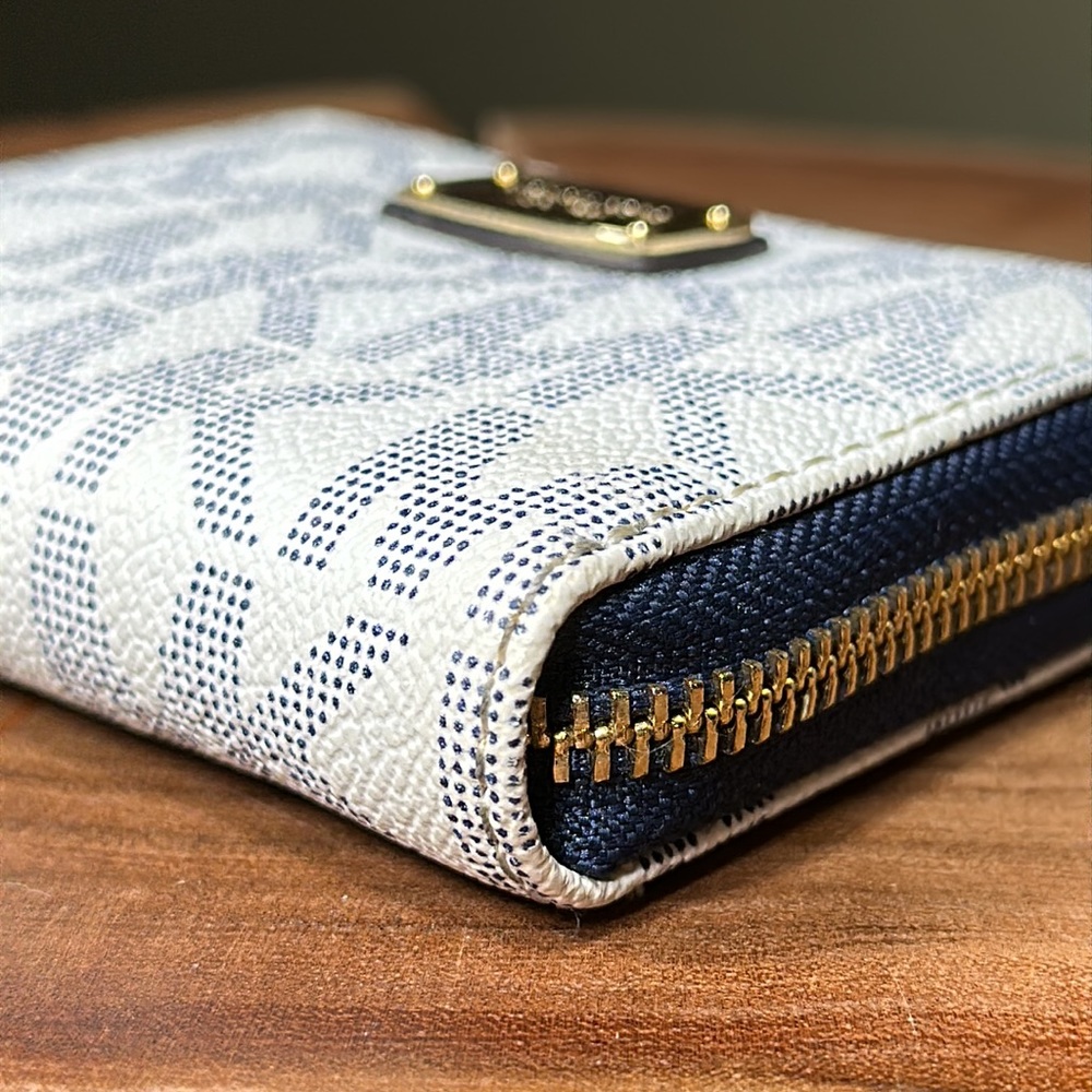 MICHAEL KORS Signature Mini Wallet - Picture 9 of 14